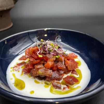 33 Tartar De Atun Con Ajo Blanco De Almendras