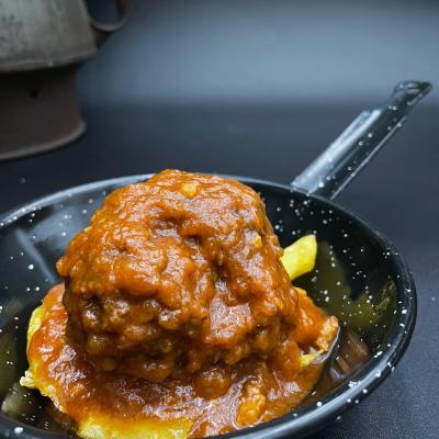 Albondigon En Salsa De Tomate Y Pinones