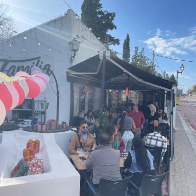 Disfrutando En Abaceria La Familia