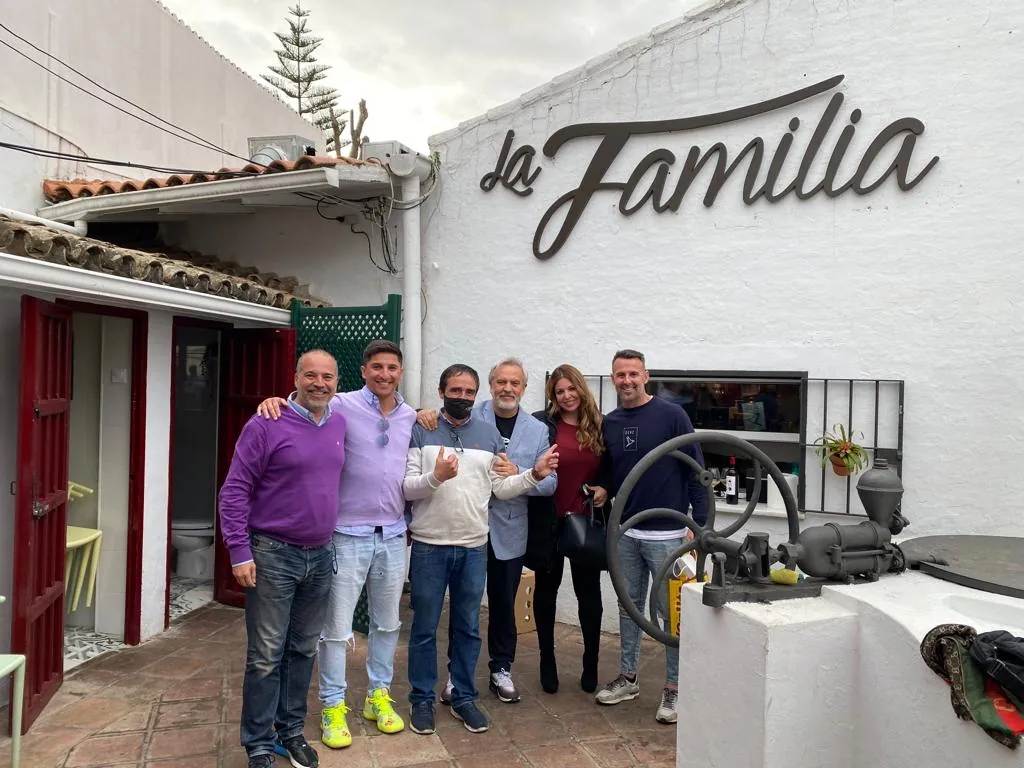 Maceta firmada por clientes de Abacería La Familia, en Castilleja de la Cuesta (4 de 54)