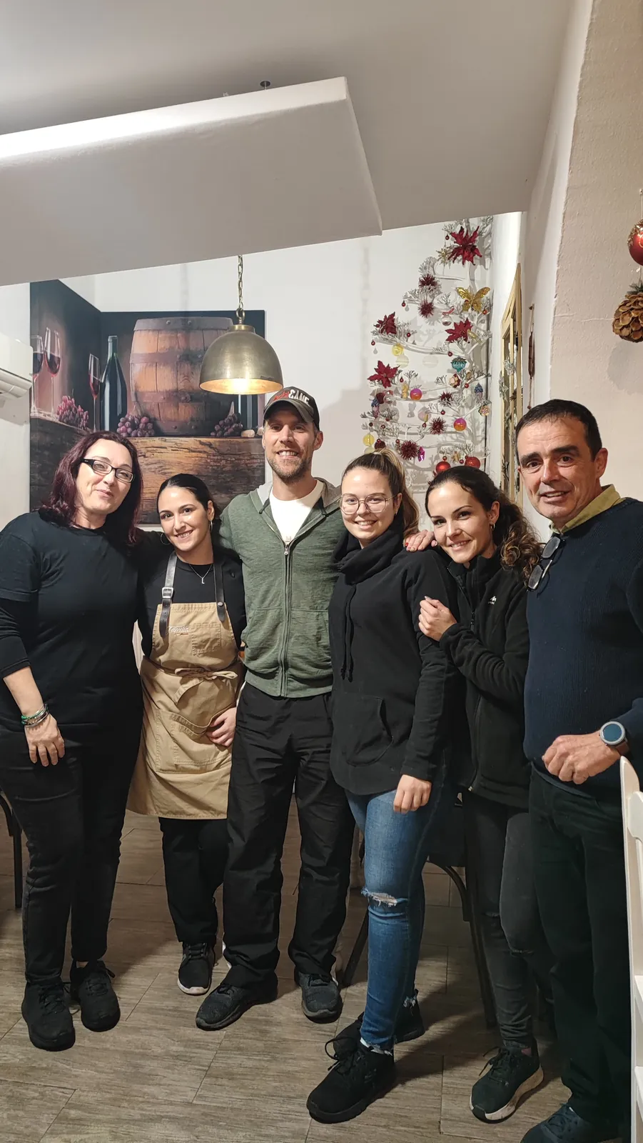 Maceta firmada por clientes de Abacería La Familia, en Castilleja de la Cuesta (5 de 54)