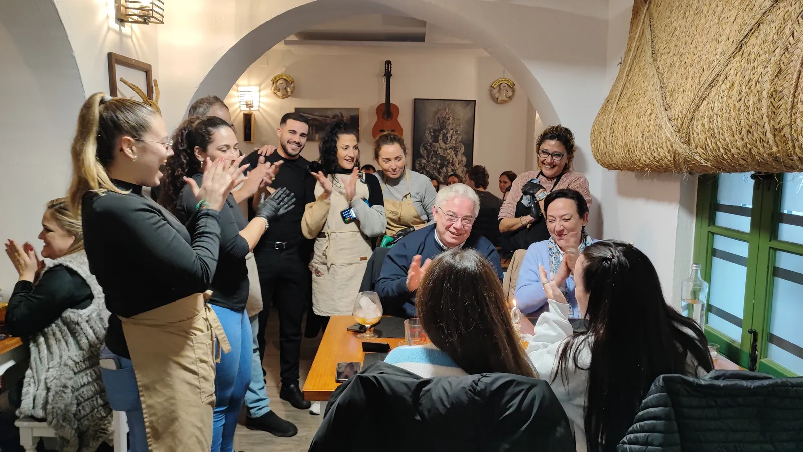 Maceta firmada por clientes de Abacería La Familia, en Castilleja de la Cuesta (6 de 54)