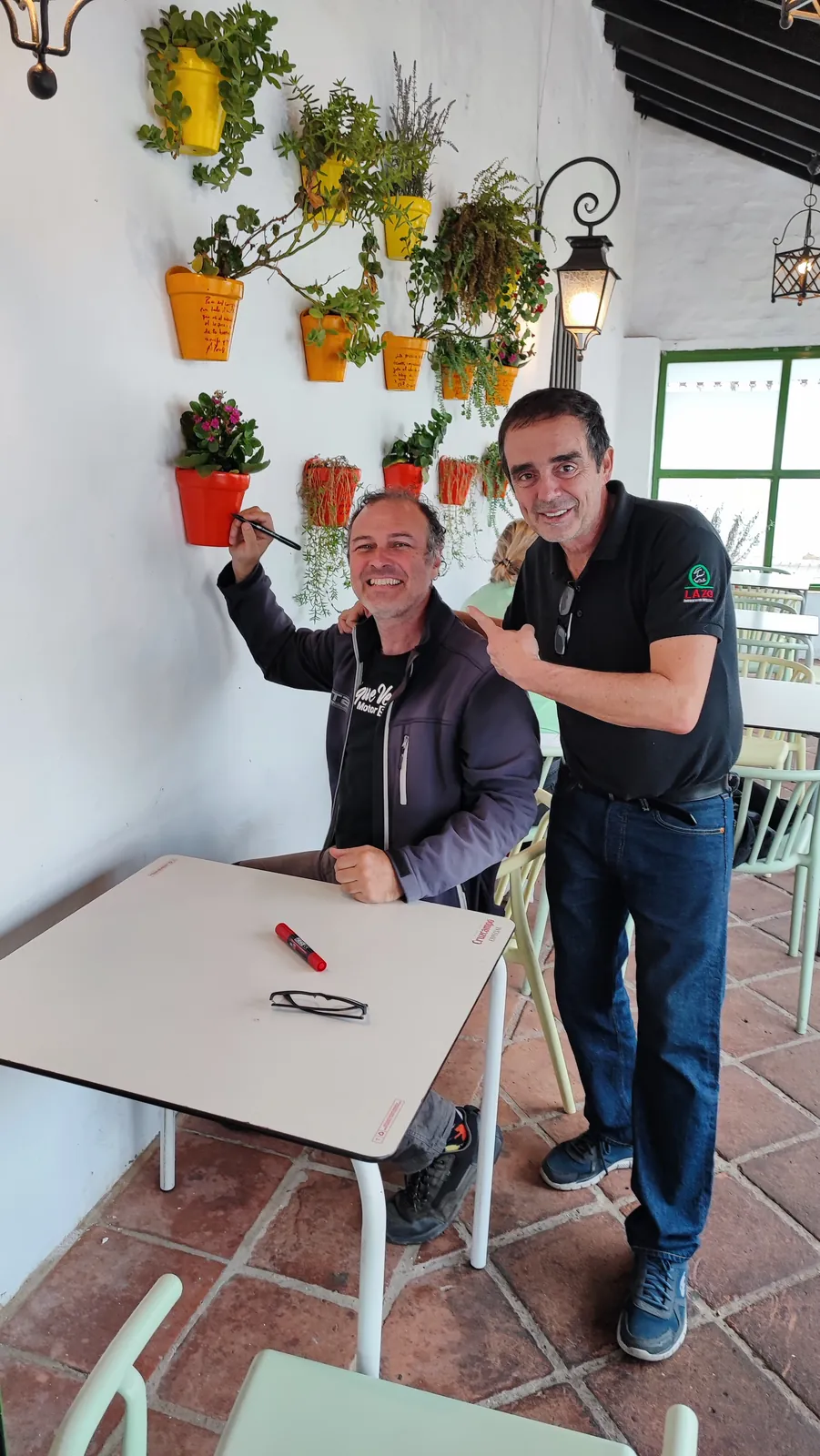 Maceta firmada por clientes de Abacería La Familia, en Castilleja de la Cuesta (8 de 54)
