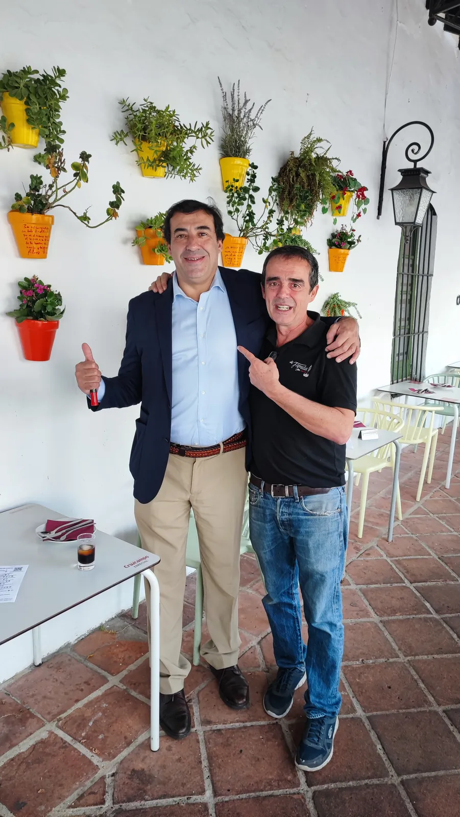 Maceta firmada por clientes de Abacería La Familia, en Castilleja de la Cuesta (9 de 54)