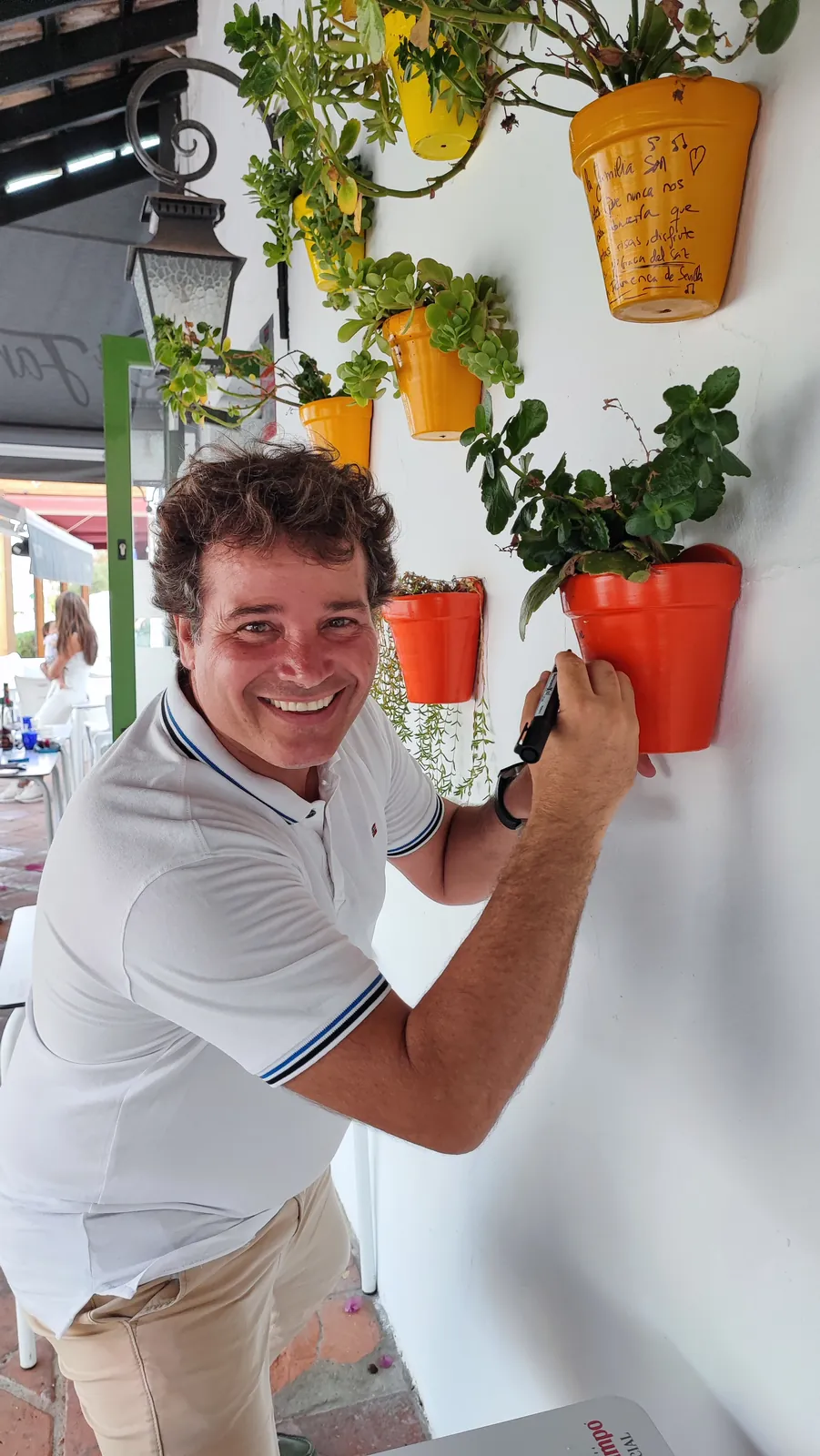 Maceta firmada por clientes de Abacería La Familia, en Castilleja de la Cuesta (13 de 54)