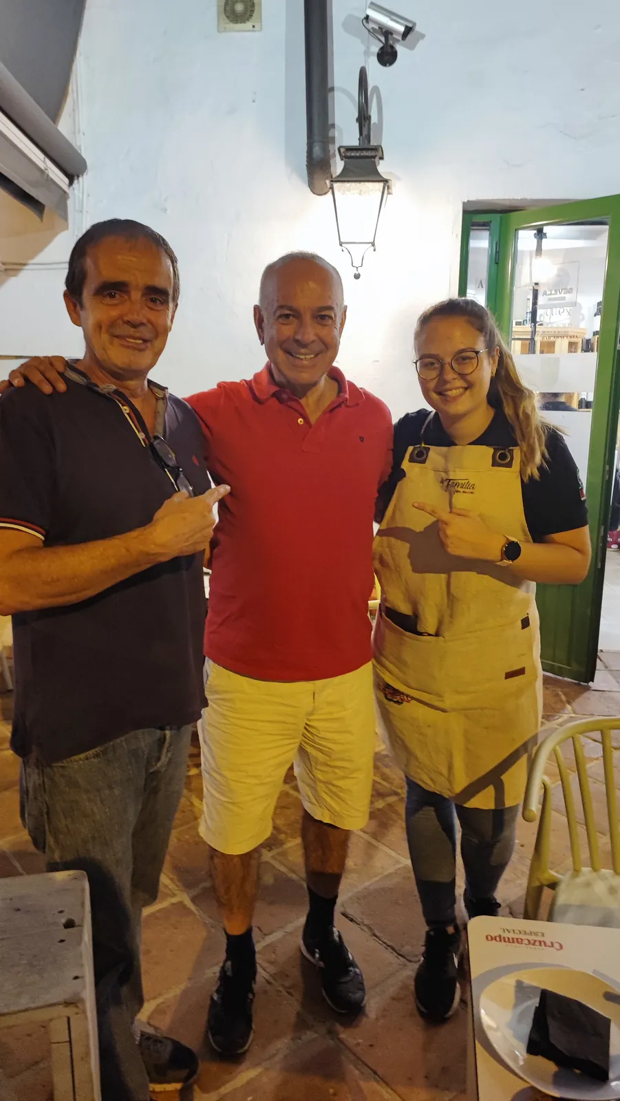 Maceta firmada por clientes de Abacería La Familia, en Castilleja de la Cuesta (14 de 54)