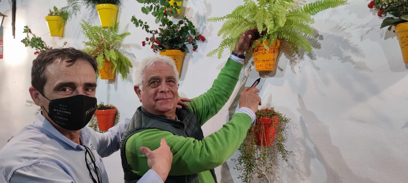 Maceta firmada por clientes de Abacería La Familia, en Castilleja de la Cuesta (15 de 54)