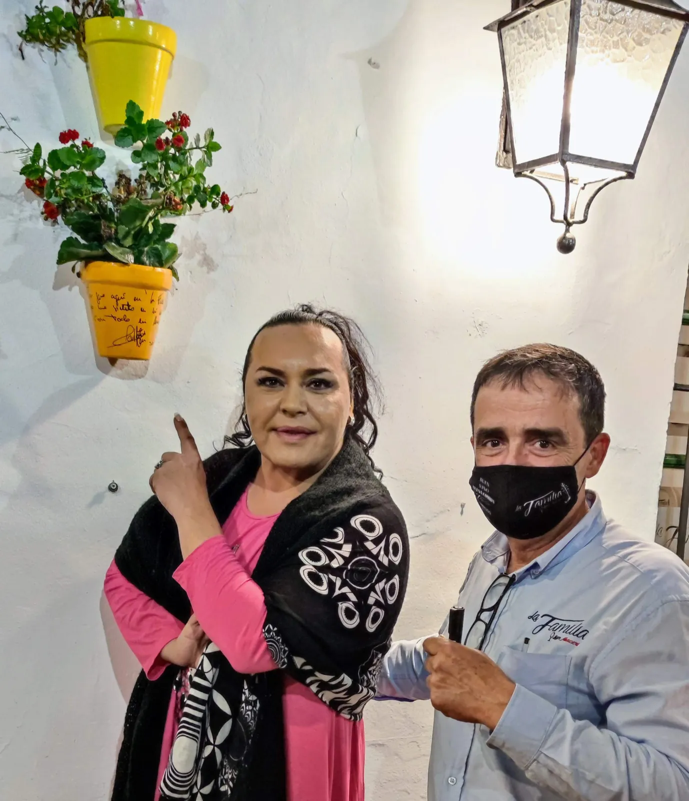 Maceta firmada por clientes de Abacería La Familia, en Castilleja de la Cuesta (16 de 54)
