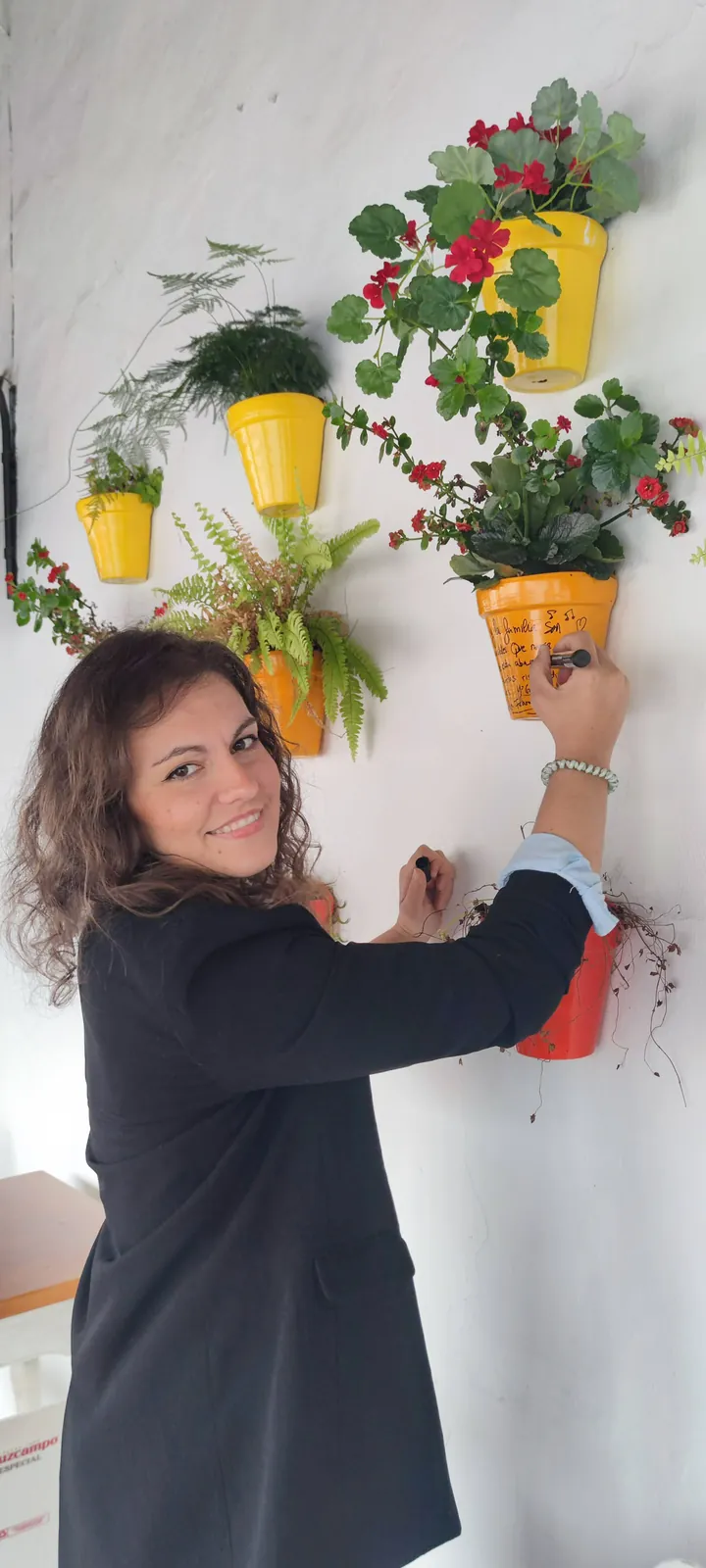 Maceta firmada por clientes de Abacería La Familia, en Castilleja de la Cuesta (17 de 54)