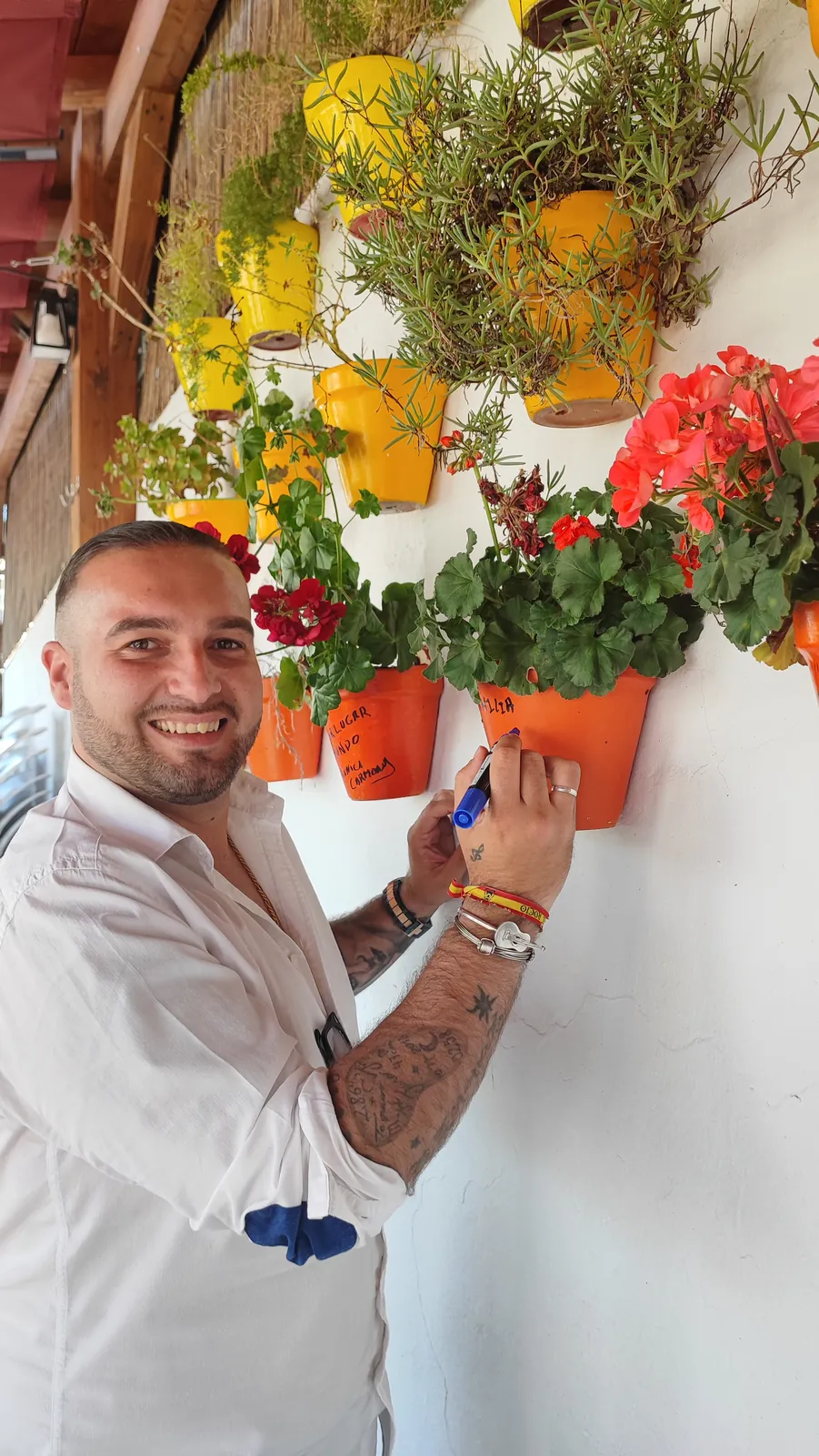 Maceta firmada por clientes de Abacería La Familia, en Castilleja de la Cuesta (23 de 54)