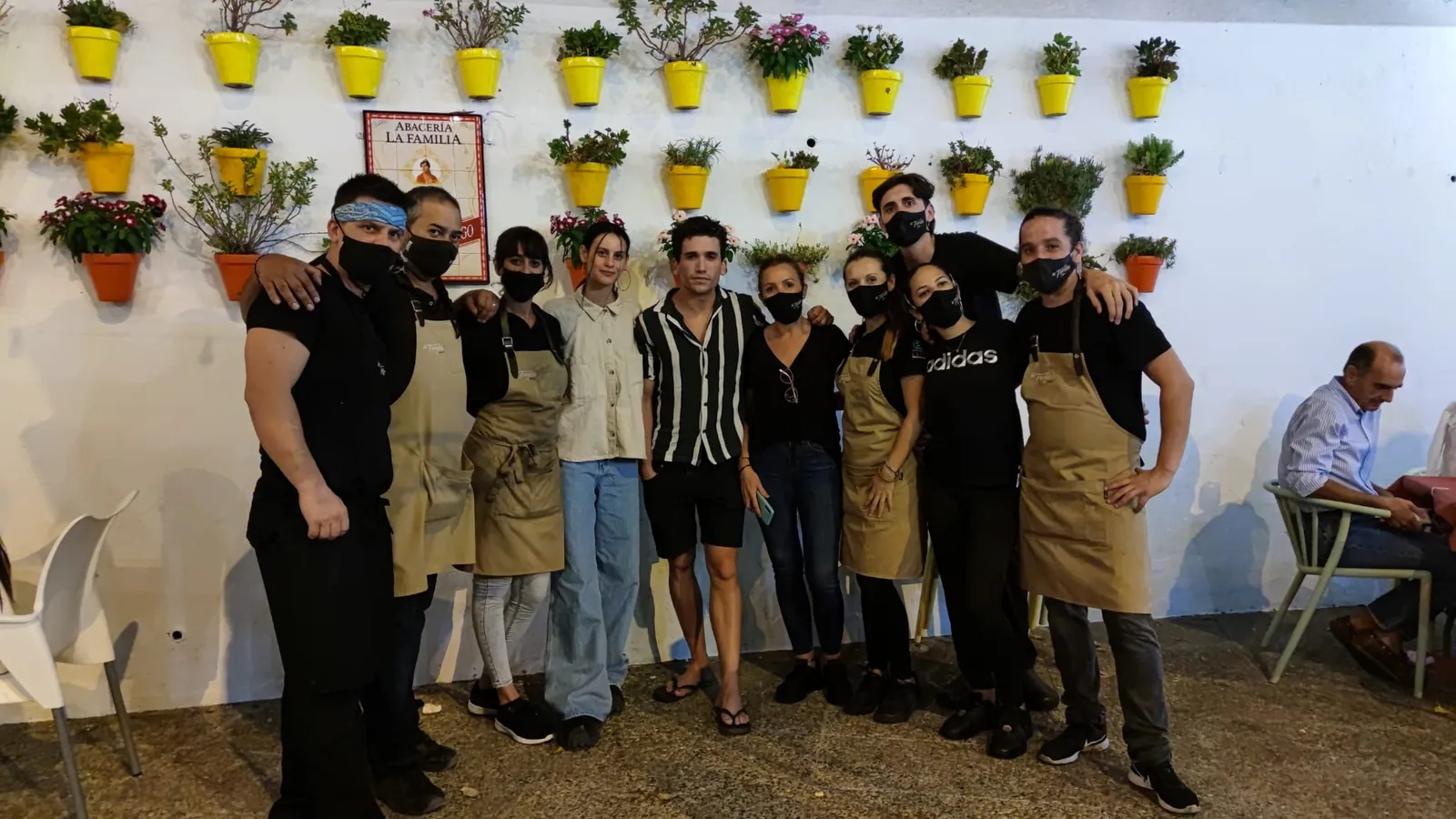 Maceta firmada por clientes de Abacería La Familia, en Castilleja de la Cuesta (26 de 54)