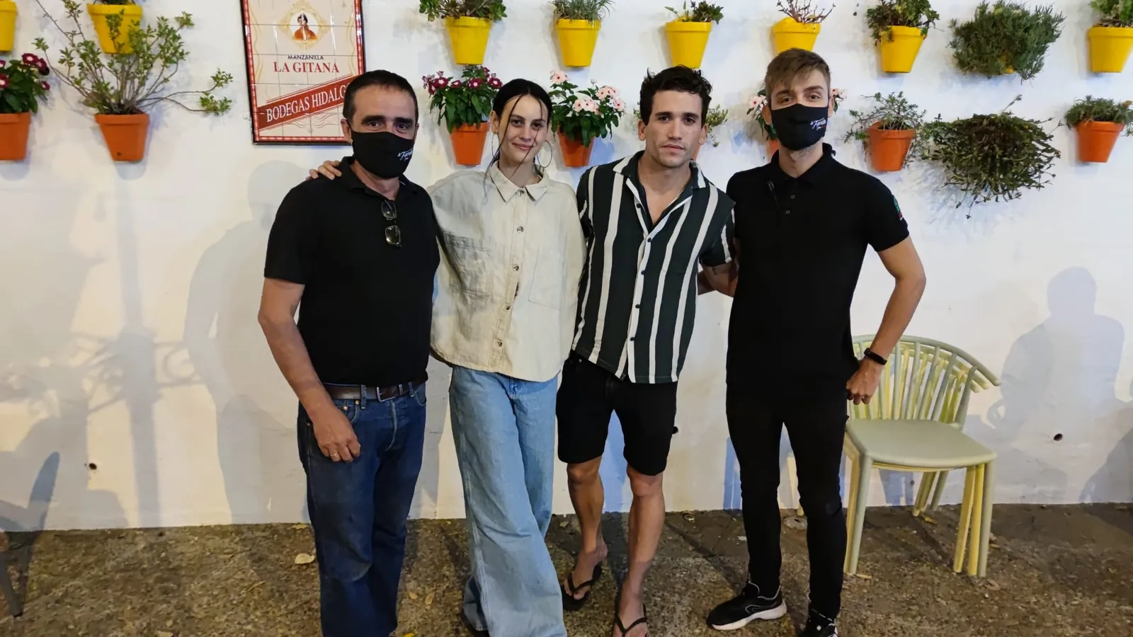 Maceta firmada por clientes de Abacería La Familia, en Castilleja de la Cuesta (27 de 54)