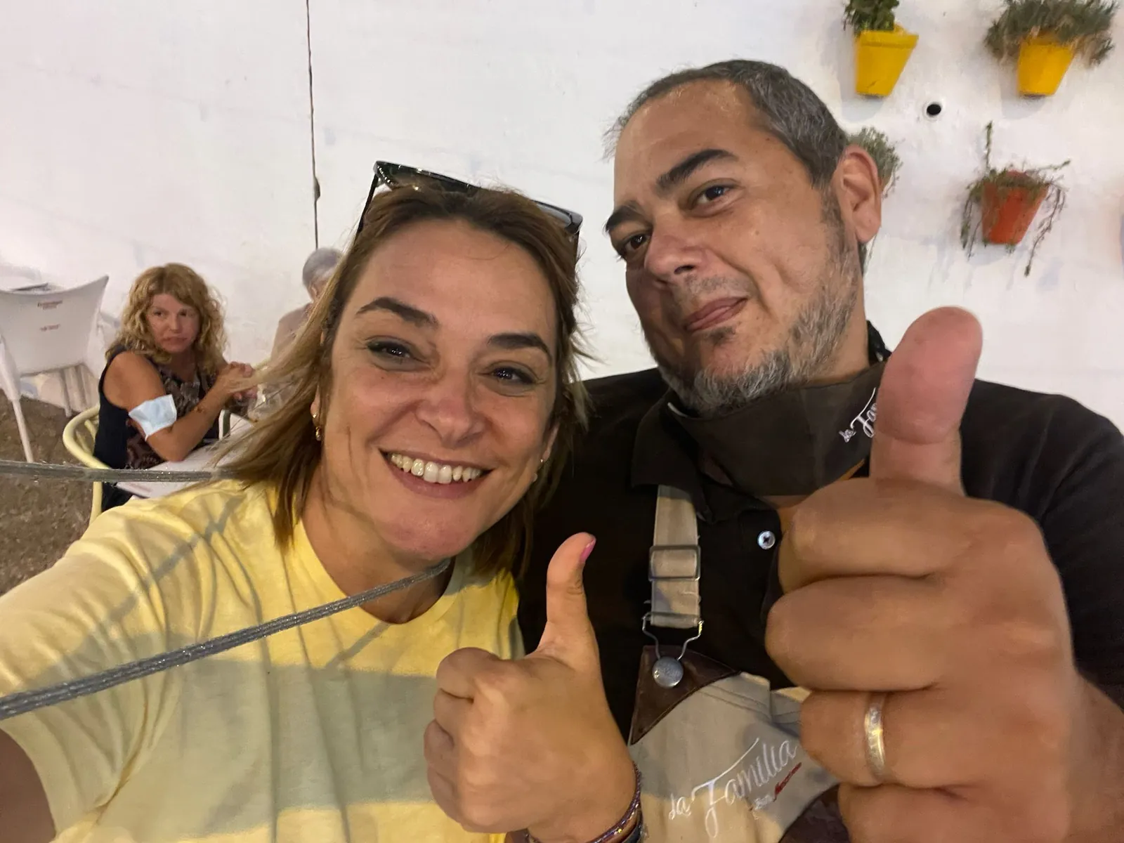 Maceta firmada por clientes de Abacería La Familia, en Castilleja de la Cuesta (28 de 54)