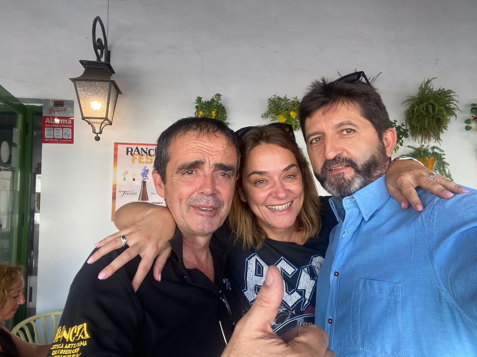 Maceta firmada por clientes de Abacería La Familia, en Castilleja de la Cuesta (29 de 54)