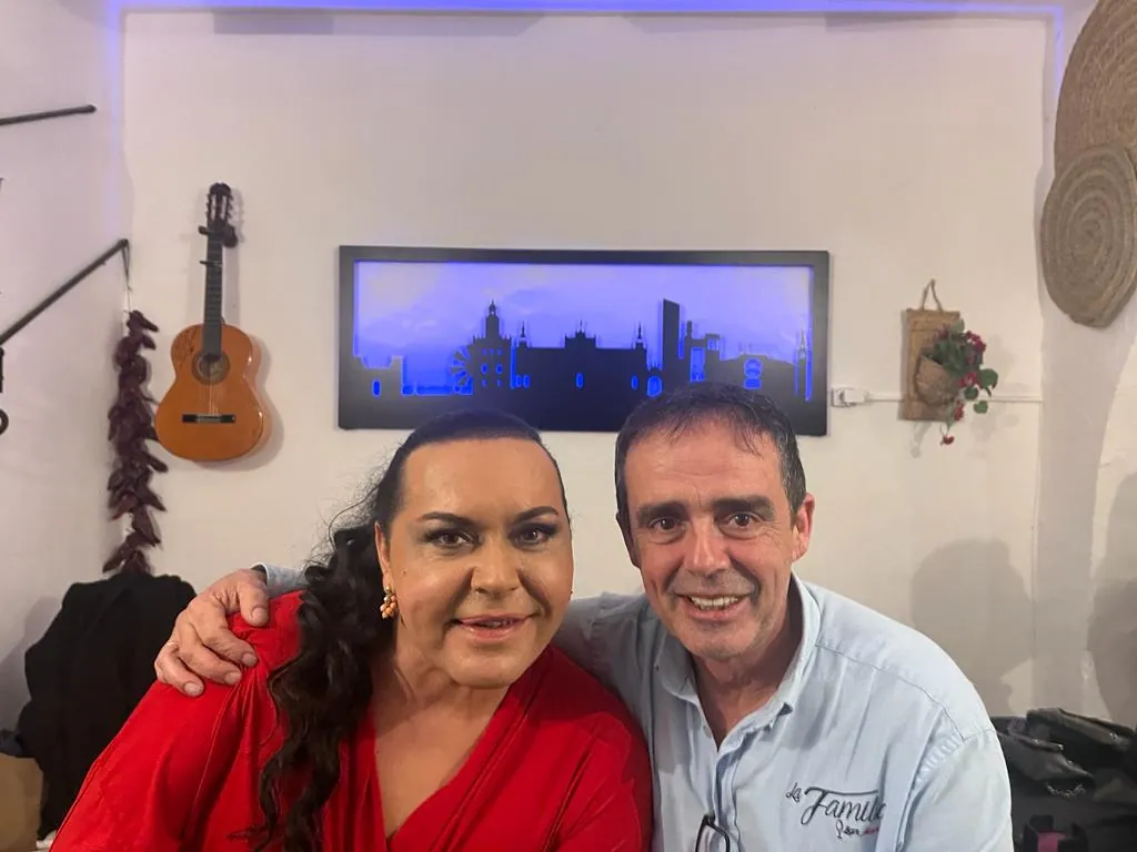 Maceta firmada por clientes de Abacería La Familia, en Castilleja de la Cuesta (30 de 54)