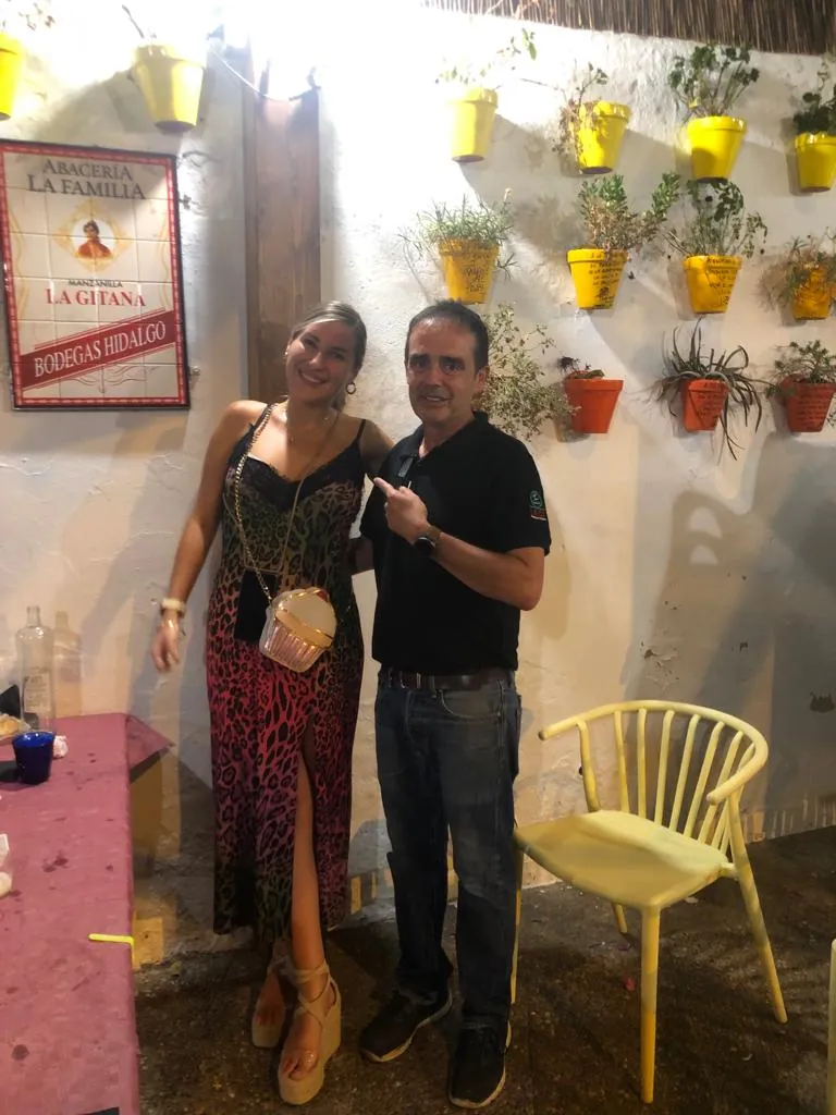 Maceta firmada por clientes de Abacería La Familia, en Castilleja de la Cuesta (40 de 54)