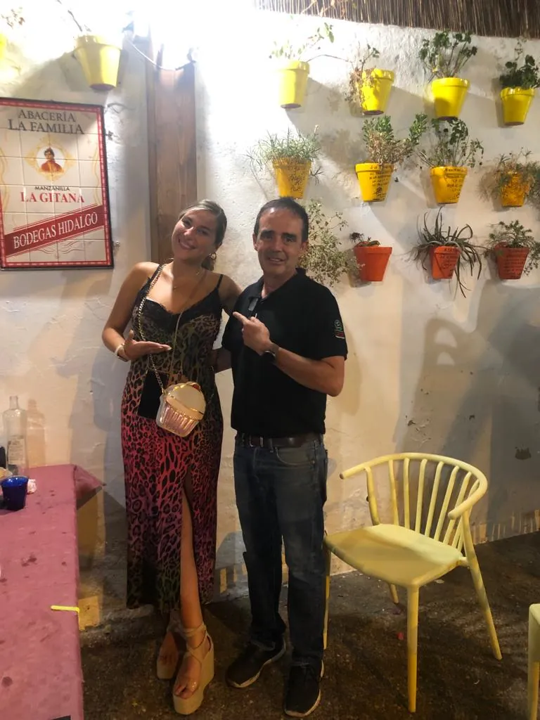 Maceta firmada por clientes de Abacería La Familia, en Castilleja de la Cuesta (41 de 54)