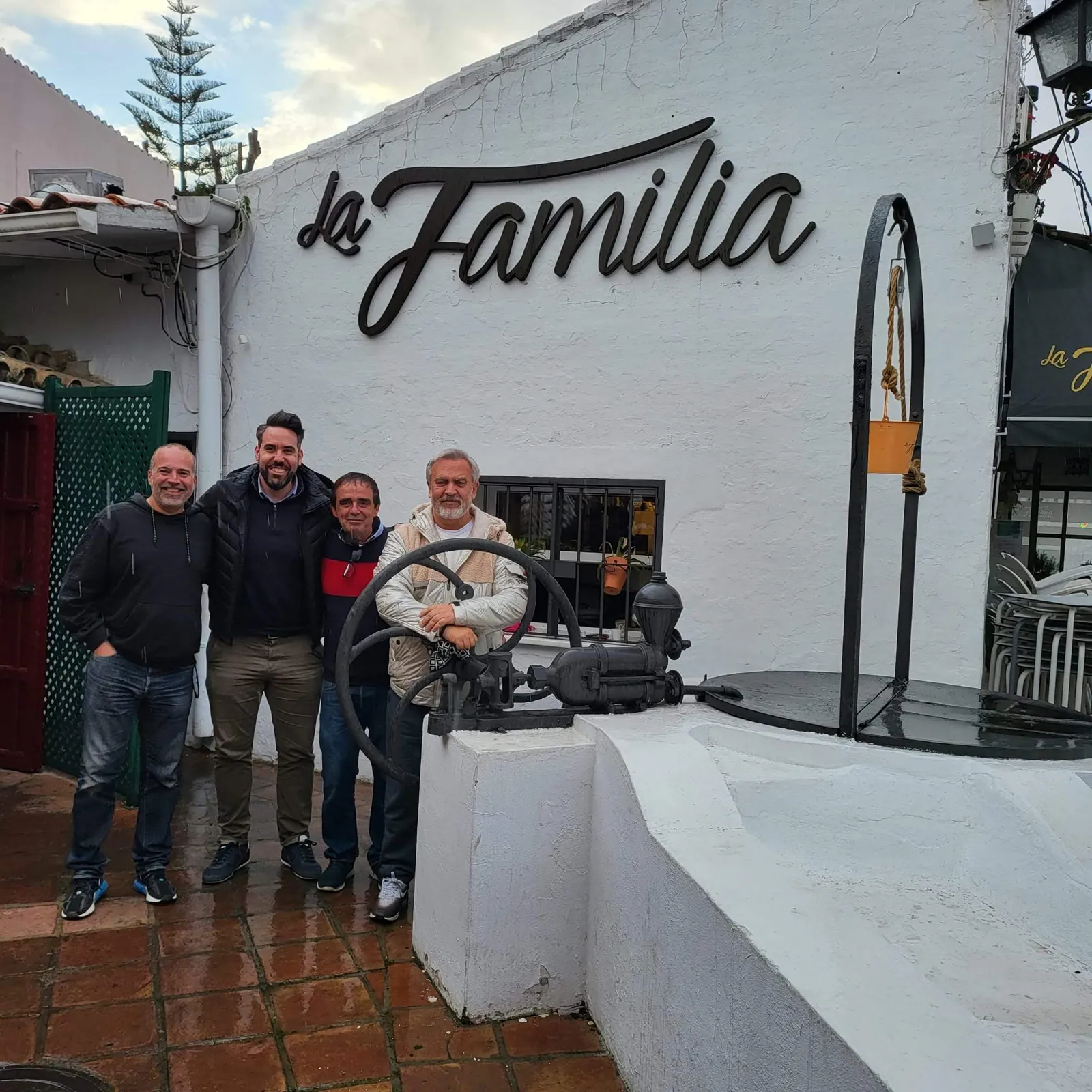 Maceta firmada por clientes de Abacería La Familia, en Castilleja de la Cuesta (49 de 54)