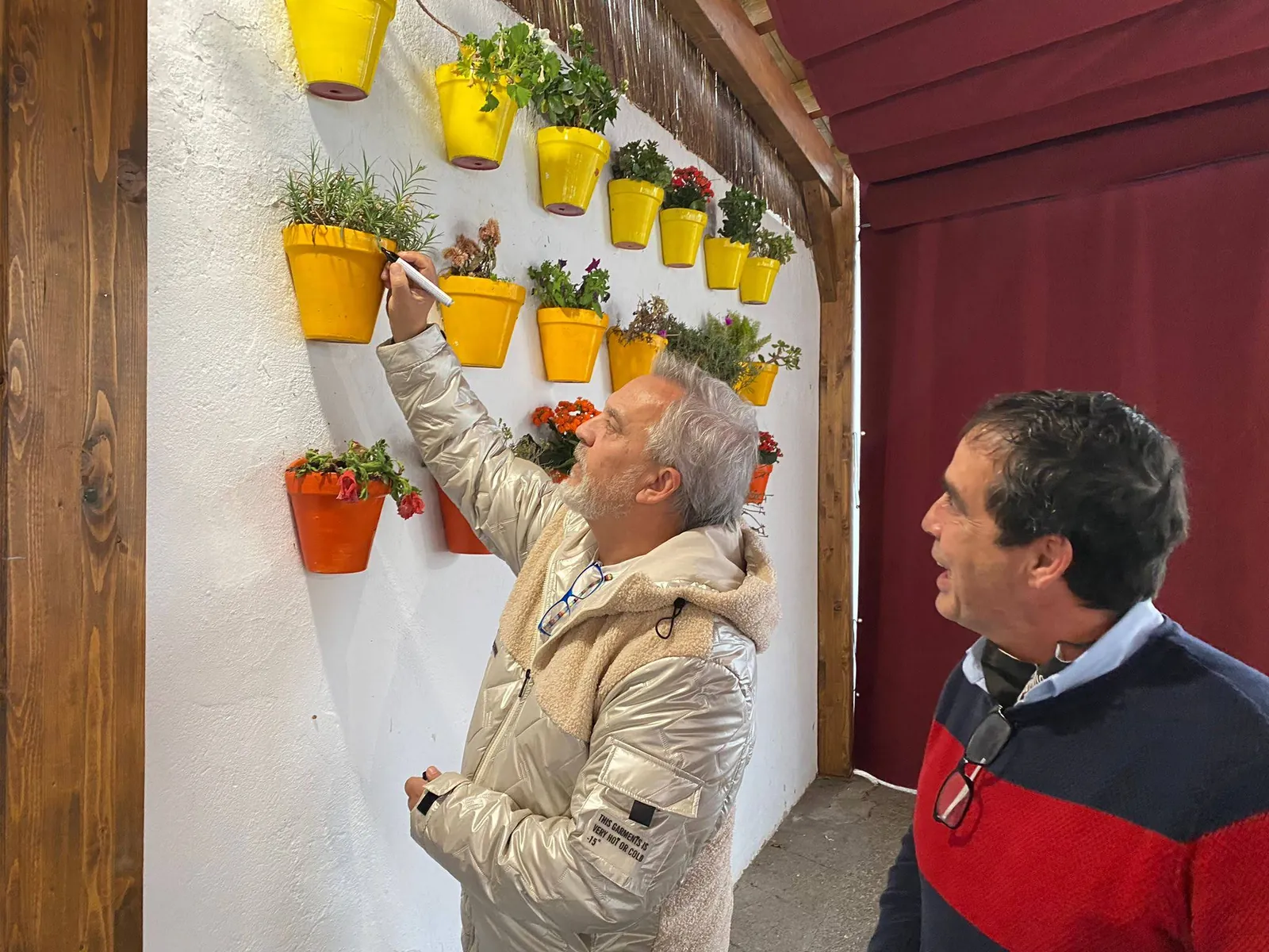Maceta firmada por clientes de Abacería La Familia, en Castilleja de la Cuesta (50 de 54)