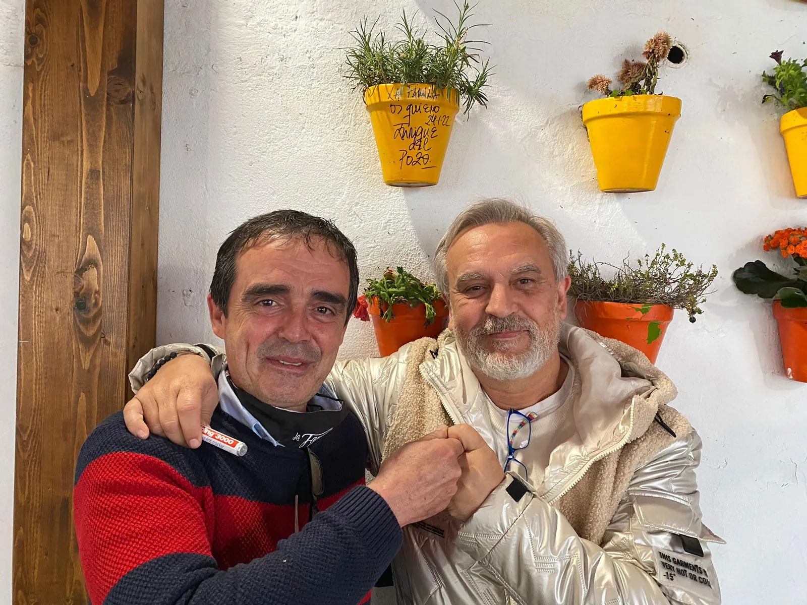 Maceta firmada por clientes de Abacería La Familia, en Castilleja de la Cuesta (51 de 54)