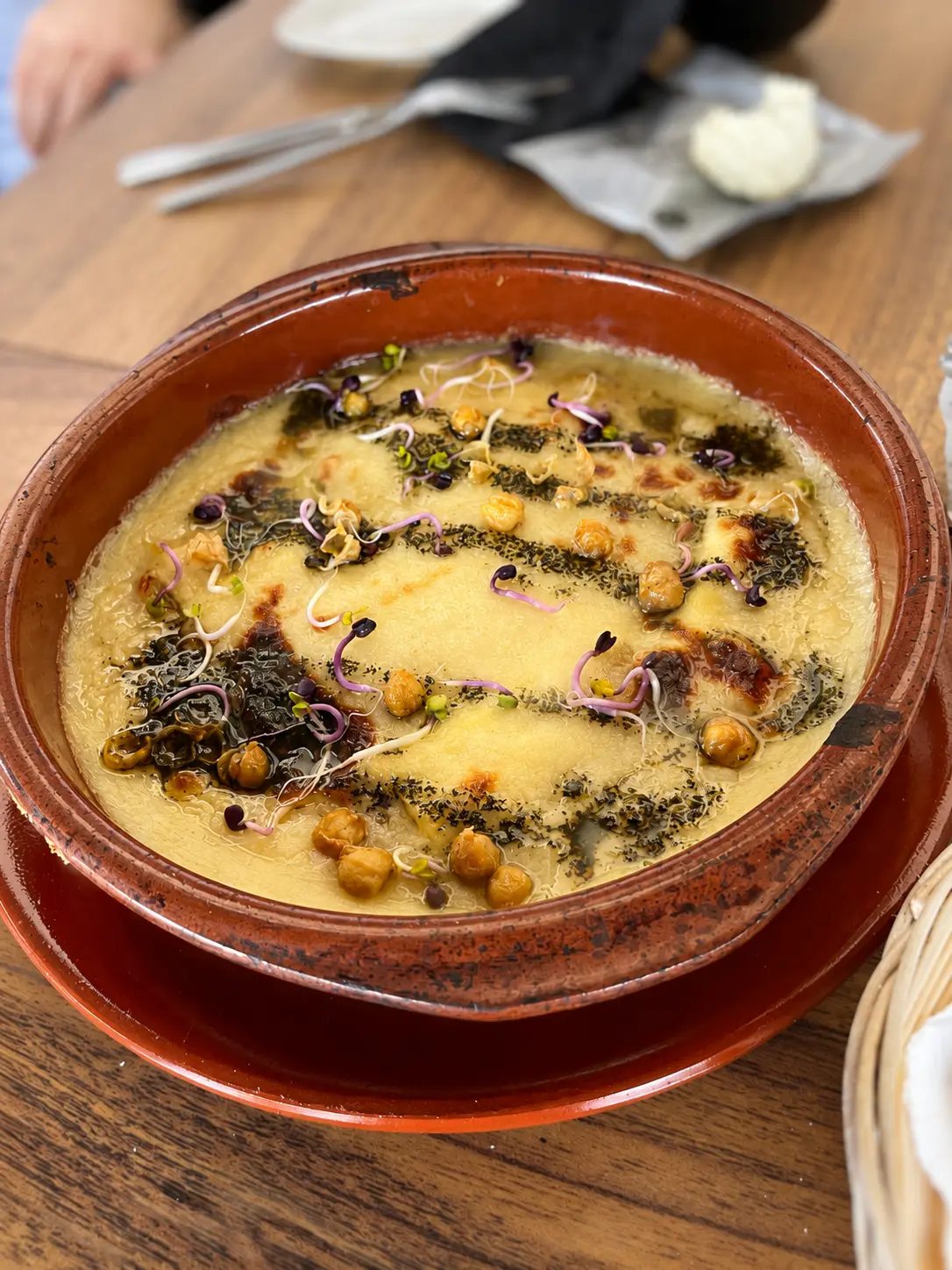 Cazuela de Canelón de Puchero con garbanzos fritos