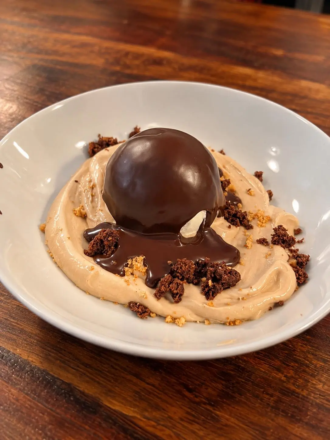 Crema de galletas con trocitos de Brownie, helado de vainilla y cobertura de chocolate