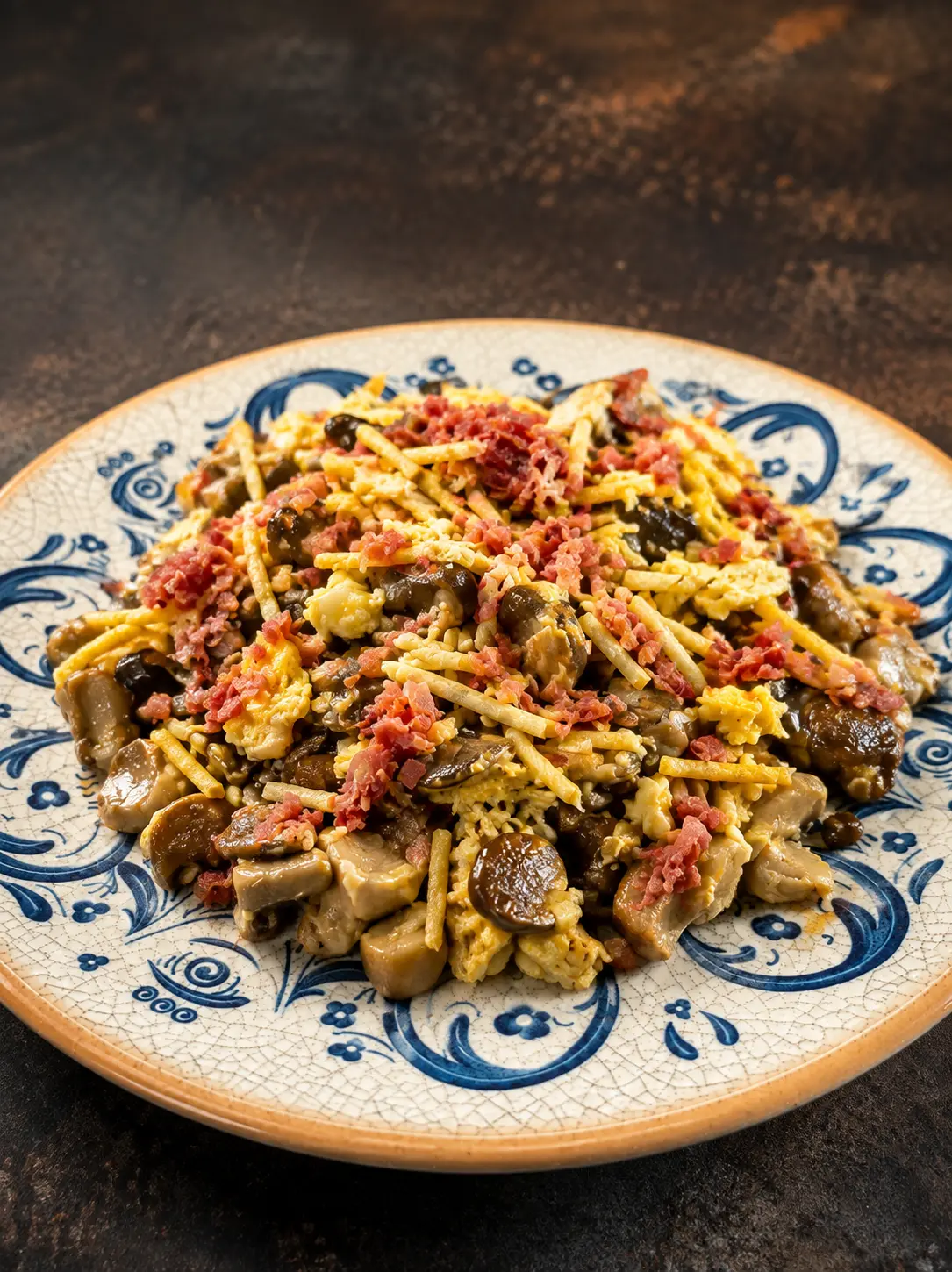 Revuelto de Setas con patatas pajas y jamón serrano