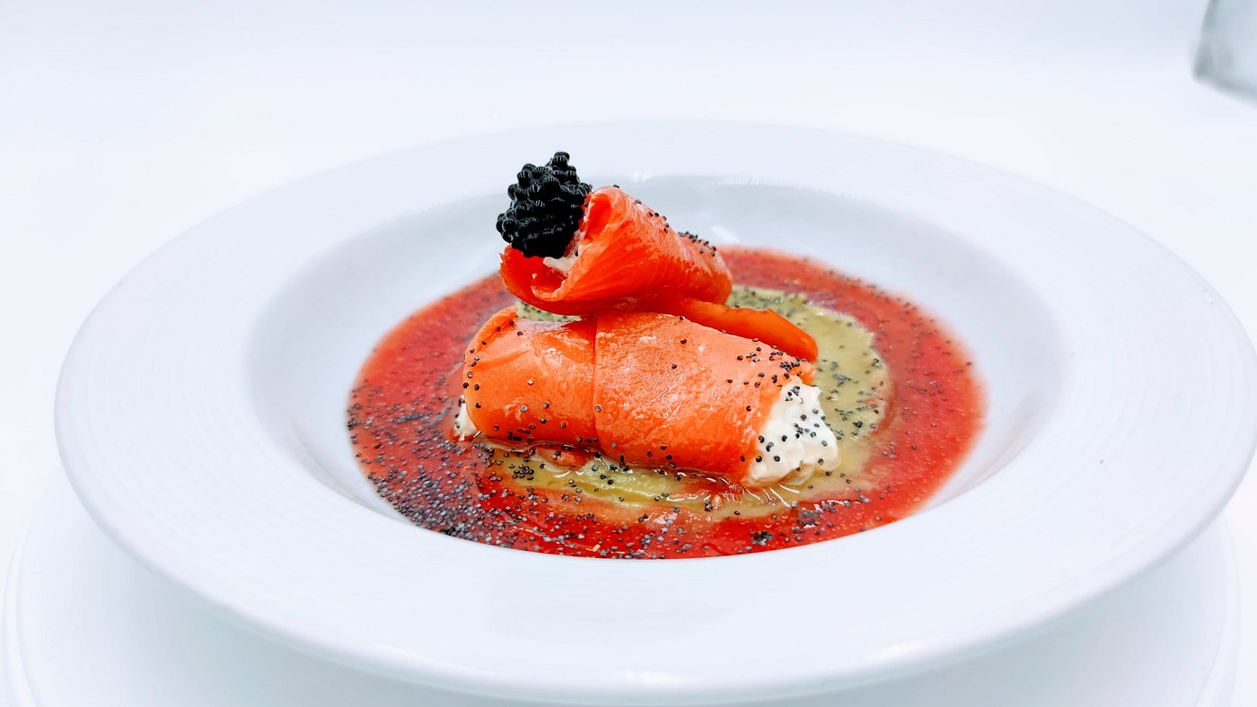 Rollito cremoso de palometa con tomate triturado, queso cremoso y guacamole