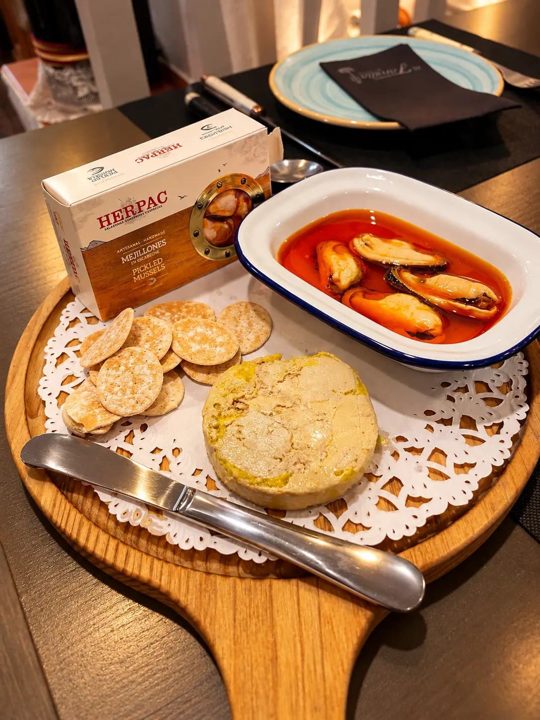 Tabla de Mejillones gigantes en escabeche con Micuit de pato