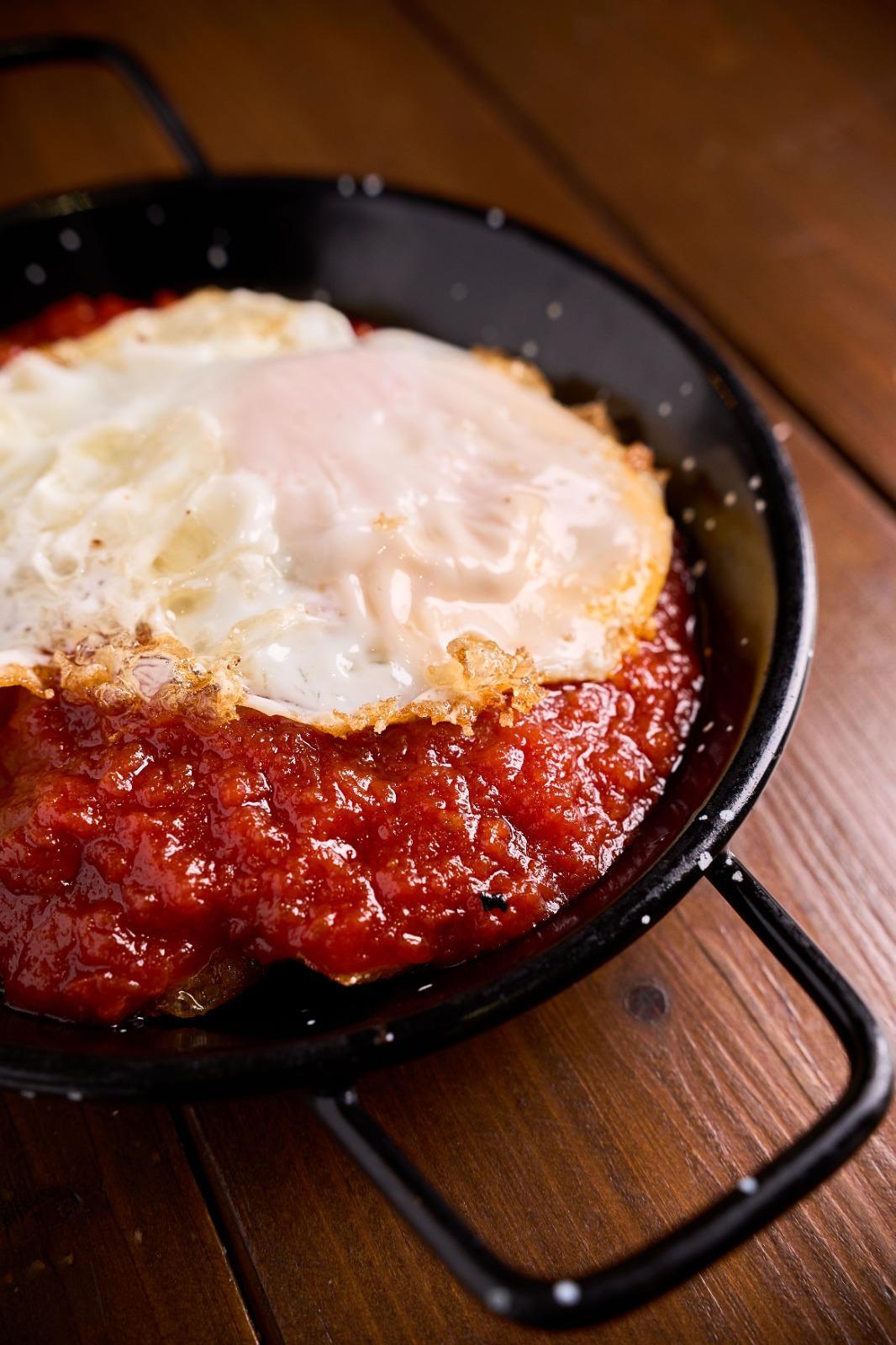 Tapa de tomate frito de los Palacios con patatas fritas panaderas y añádele huevo frito a tu gusto